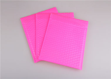 많은 분홍색 거품 우송자 부대, 포장을 위해 다채로운 거품 우송 봉투